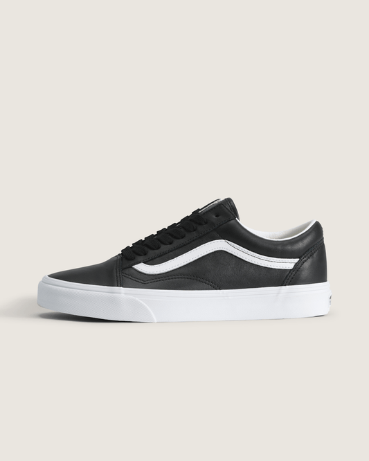 Vans Old Skool Shoe in Black / True White